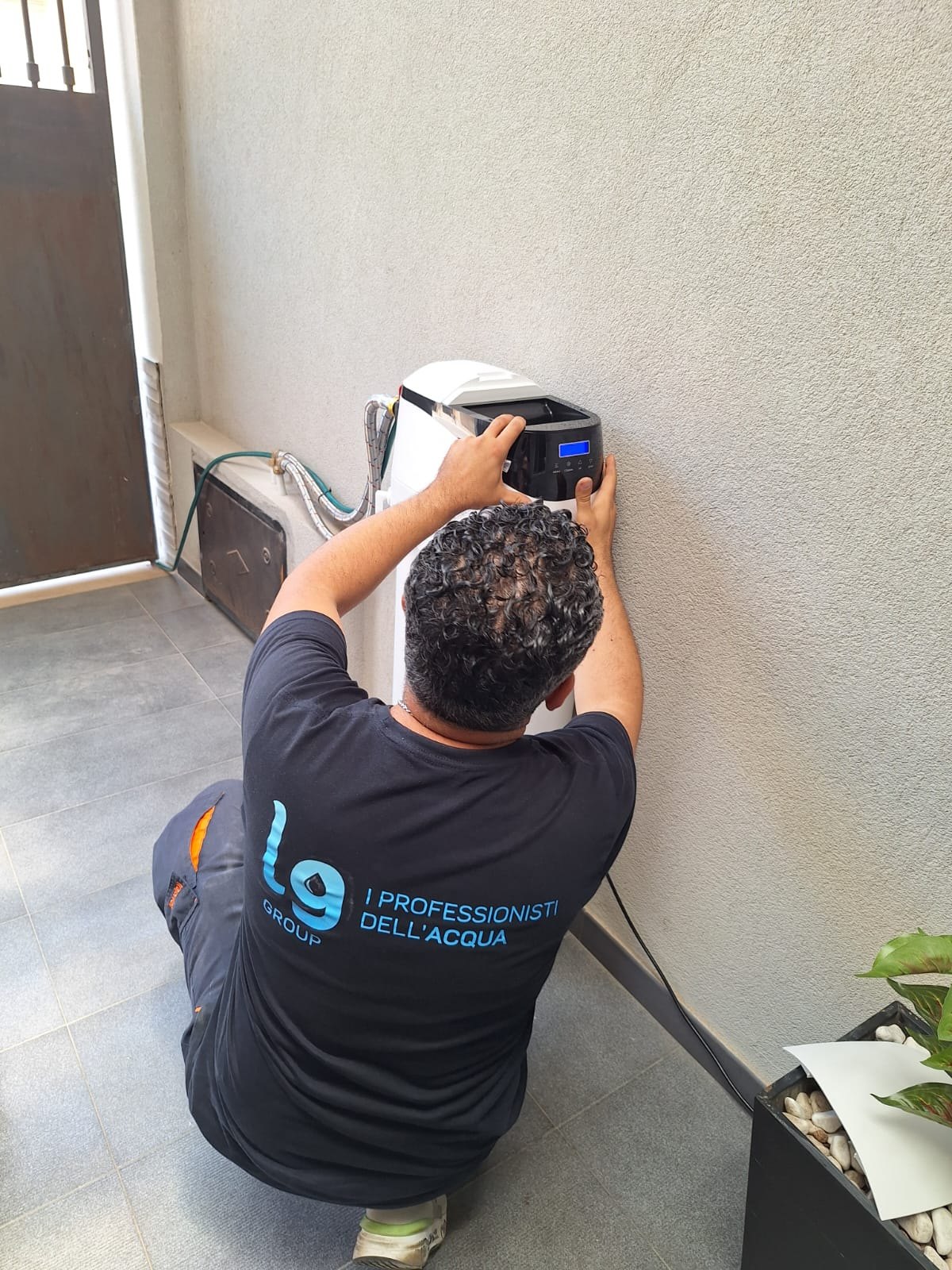 Tecnico LG Group durante la manutenzione di un impianto di depurazione dell'acqua a Bari